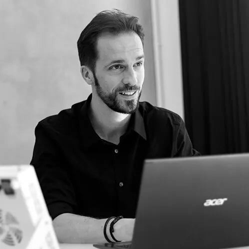 Novaalab was founded by a French<br>specialist in biohacking.